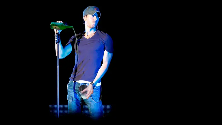 Fotomontaje de Enrique Iglesias sirviendo sidra