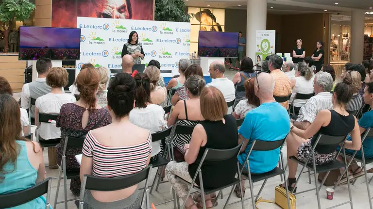 La doctora Odile Fernández impartió una charla sobre hábitos alimenticios