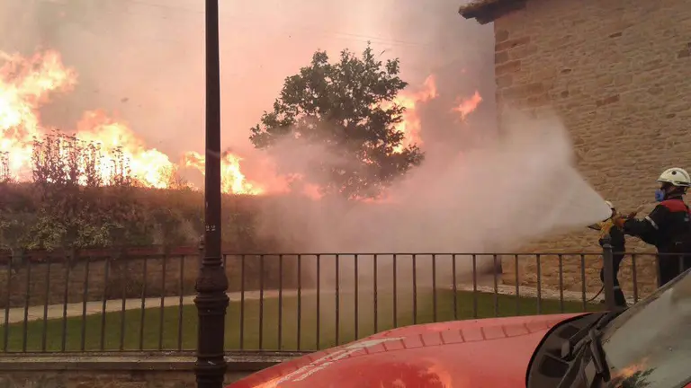 Los bomberos trabajan para sofocar el incendio de Artajona de este 22 de junio de 2017.