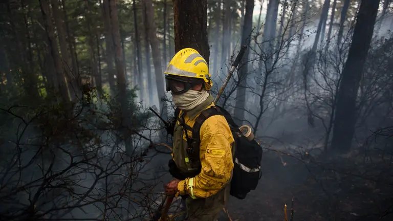 Los bomberos combaten las llamas del incendio de Arazuri, que ha obligado a desalojar a los vecinos de Gazólaz. PABLO LASAOSA (1)