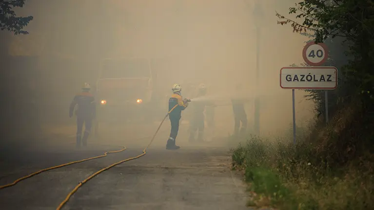 Los vecinos de Gazólaz son desalojados tras el incendio desatado en la vecina Arazuri. MIGUEL OSÉS (19)