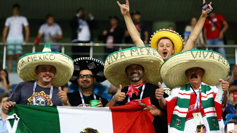 Aficionados de la selecci&oacute;n de f&uacute;tbol de M&eacute;xico. Foto El Pa&iacute;s.