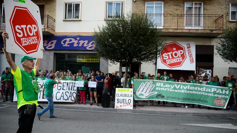 Concentración convocada por la plataforma Stop Desahucios para evitar el desahucio de una mujer y sus tres hijas. PABLO LASAOSA 02