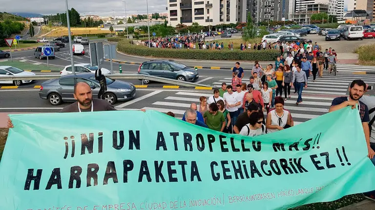 Cientos de trabajadores se manifiestan para exigir seguridad en un paso de cebra cercano a la Ciudad de la Innovación de Sarriguren.