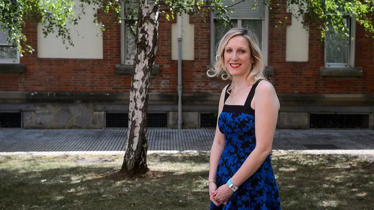 a concejal del PSN, Patricia Fanlo, presenta la tesis sobre el trabajo efectuado en Navarra sobre Uveitis. PABLO LASAOSA 01