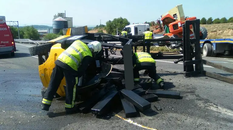 Accidente en la AP-68 en el que una máquina ha volcado y perdido su carga