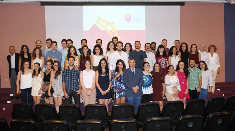 La Junta Directiva con los nuevos médicos internos residentes que acaban de colegiarse en Navarra CEDIDA