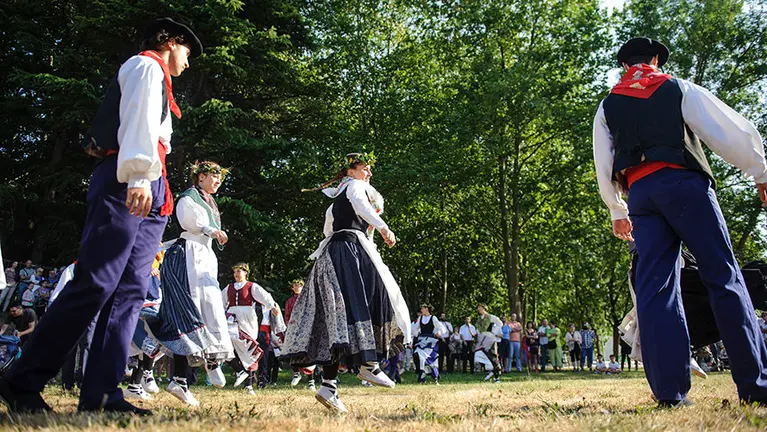 Los dantzaris de Duguna interpretan la Soka Dantza. MIGUEL OSÉS_11 (4)