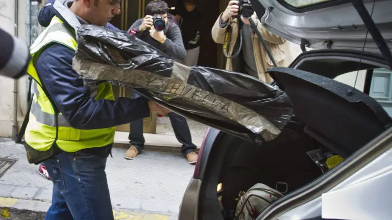 Imagen de archivo de un policía inspeccionando un coche en el que fue hallado un cadáver EFE
