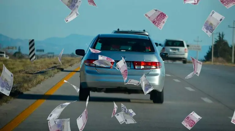 Dinero esparcido por la carretera. ARCHIVO