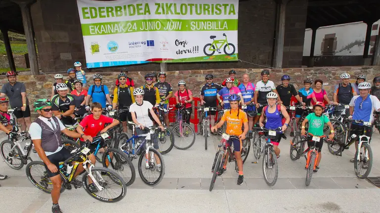 Aficionados al ciclismo en Sumbilla