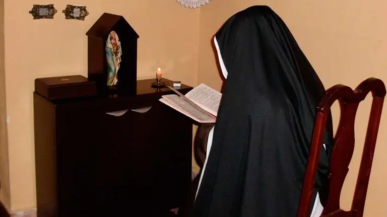 Una religiosa orando en una imagen de archivo. ARCHIVO