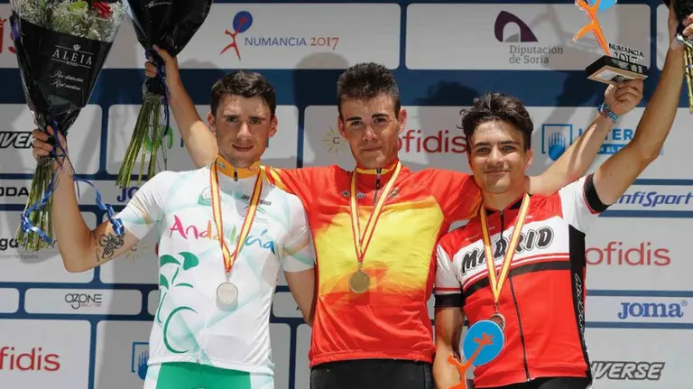 Podium de la categoría en línea sub-23.