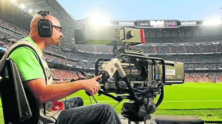Cámara de televisión en el estadio Santiago Bernabéu. Efe.