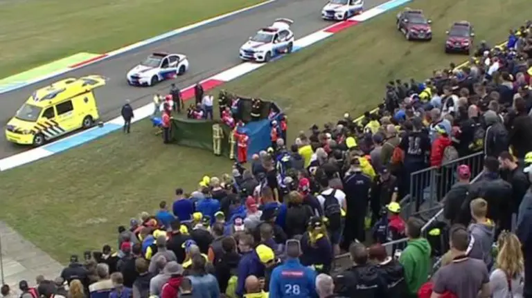 Baldasarri es atendido sobre la pista del GP de Holanda. Efe.