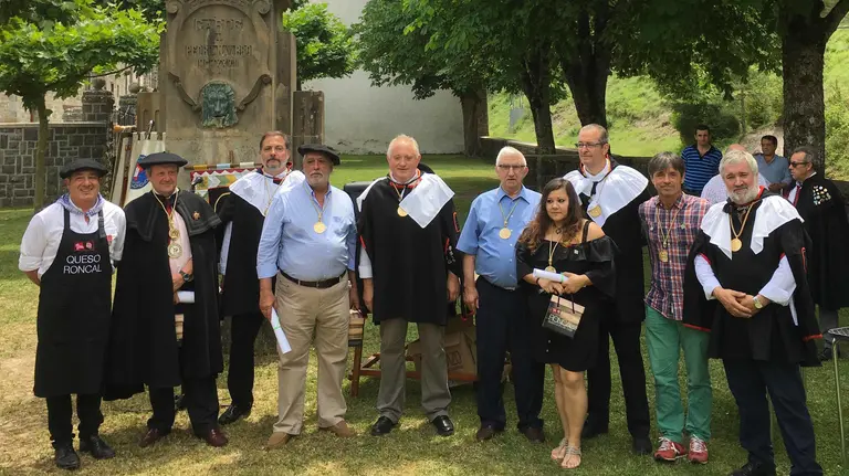 Nombramiento de los nuevos miembros de honor de la Cofradía del Queso de Rocal en su XIII capítulo celebrado en Garde. CEDIDA