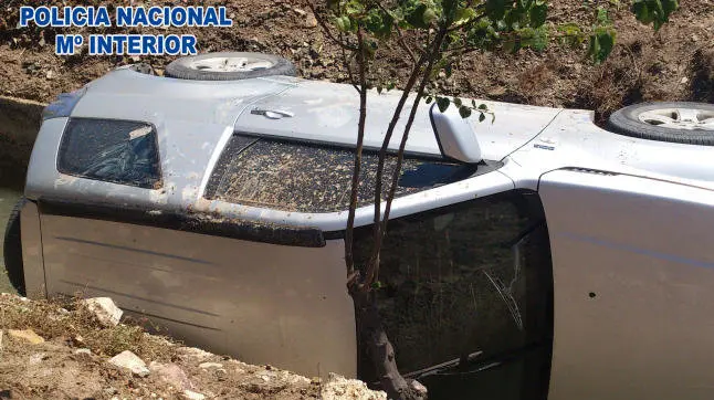 Imagen de archivo de un vehículo volcado sobre un regadío POLICÍA NACIONAL