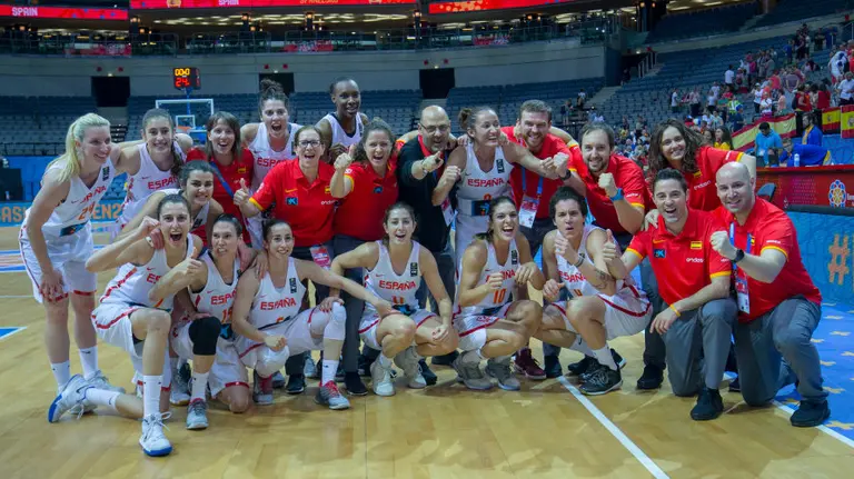 César Rupérez es el tercero por arriba de derecha a izquierda. Foto FEB.