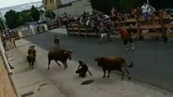 Captura del vídeo del encierro de Orcoyen en el que un mozo ha estado a punto de ser corneado en cinco ocasiones FACEBOOK