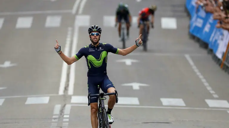 Herrada entra en solitario en la meta de Soria. Movistar team.