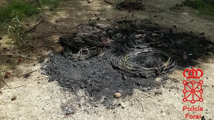 Cableado quemado en el monte San Cristóbal de Pamplona para extraer cobre POLICÍA FORAL