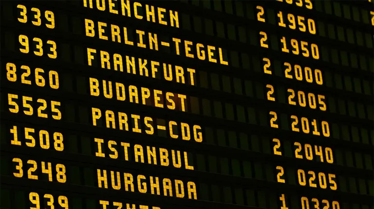 Un panel muestra los distintos destinos de los vuelos en un aeropuerto