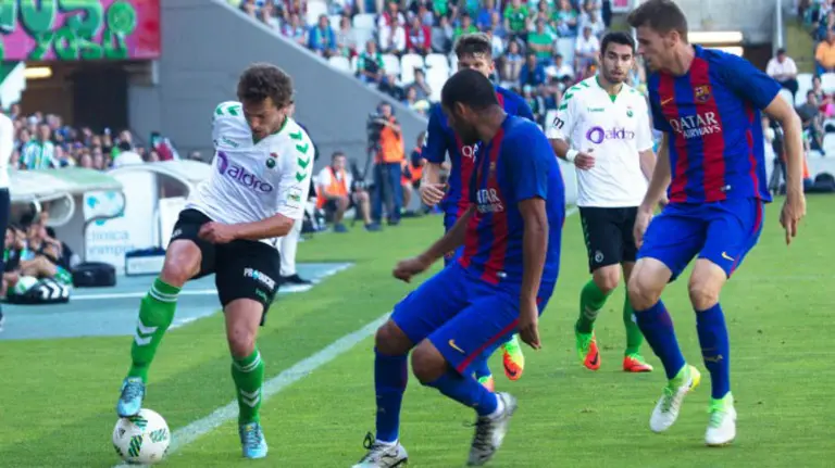 Partido entre el Racing y el Barcelona B. Twitter.