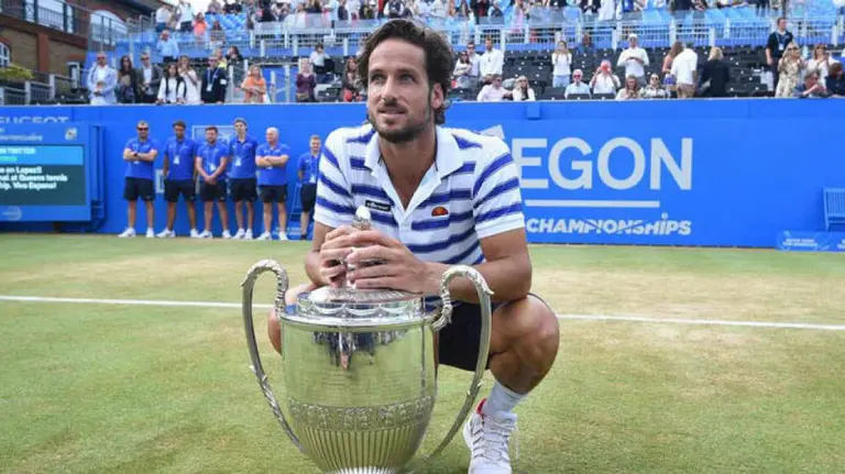 Feliciano López con el trofeo ganando en Quenns. Efe.