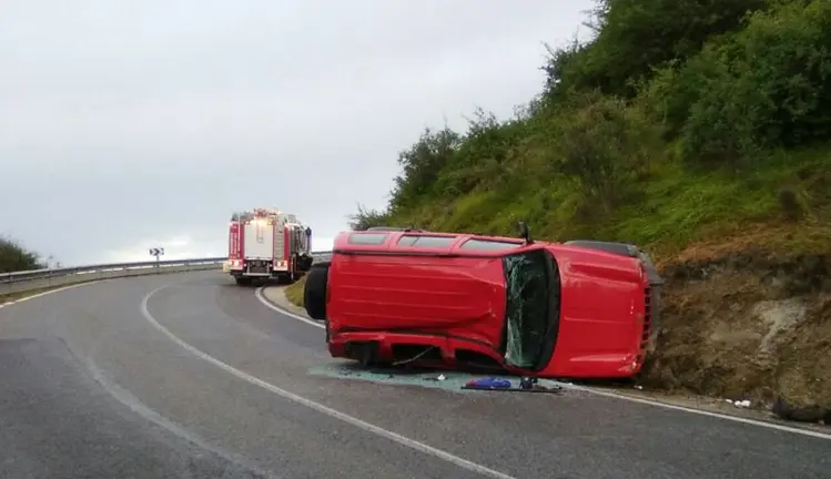 Vuelco en la carretera de la Universidad de Navarra hacia Cordovilla.
