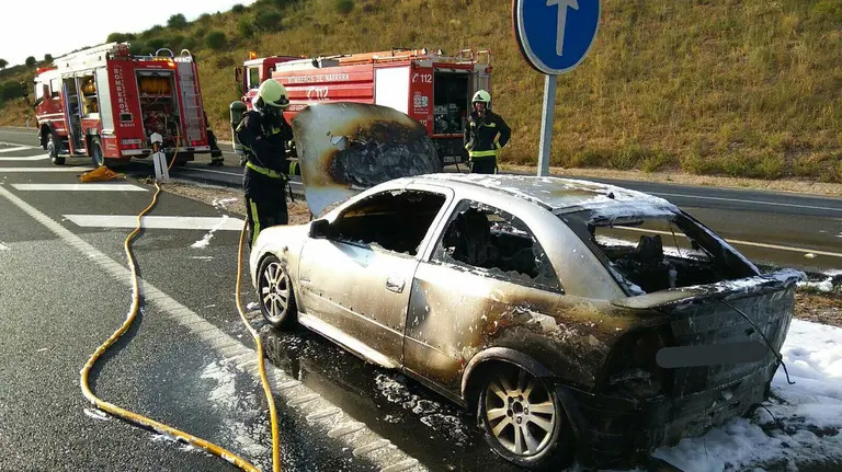 Coche calcinado a la altura de Cirauqui.