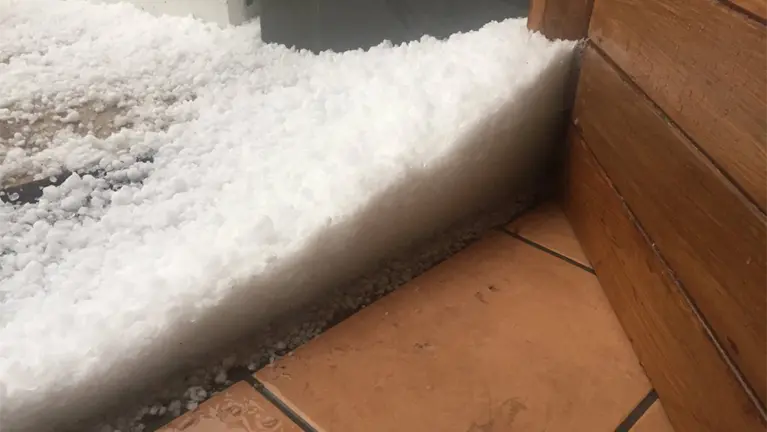Así se acumulaba el granizo a las puertas de una casa en la Cendea de Cizur. JOKIN SAN JULIÁN