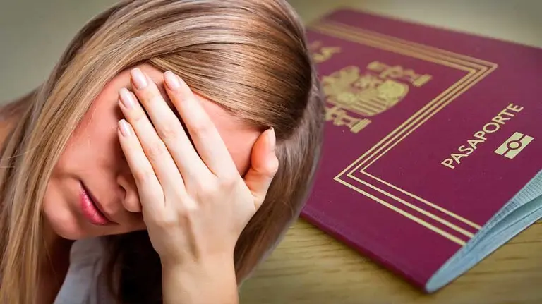 Chica con el pasaporte caducado. ARCHIVO