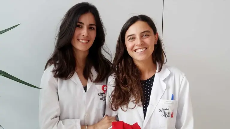 Nerea Rosado y Amaia Salbarredi, logopedas del Hospital San Juan de Dios de Pamplona. CEDIDA.
