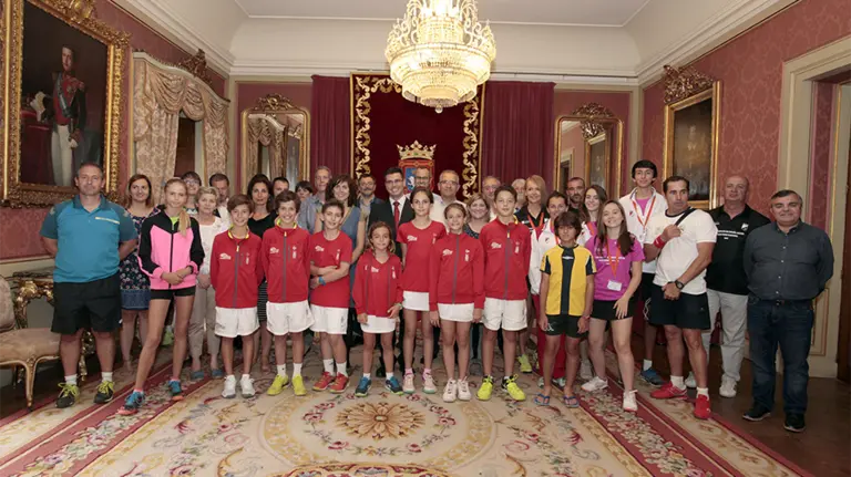 Los protagonistas del encuentro posan para las cámaras