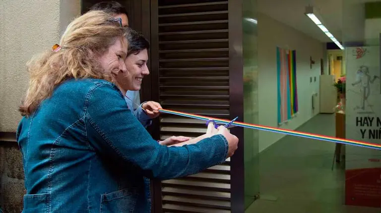 Momento de la inauguración hoy en el Casco Viejo de Pamplona del centro LGTBI que atenderá a personas lesbianas, gais, bisexuales, transgénero e intersexuales. EFE