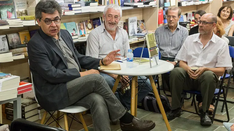 El escritor pamplonés Manuel Hidalgo presenta su último trabajo, 'El lugar de uno mismo' (08). IÑIGO ALZUGARAY