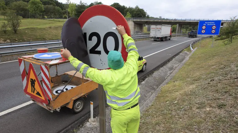 Un operario de señalización en la autopista ARCHIVO