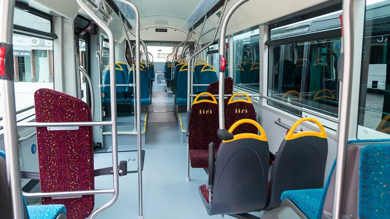 El presidente de la MCP, Aritz Ayesa, presenta doce nuevos autobuses híbridos para el transporte urbano comarcal (05). IÑIGO ALZUGARAY