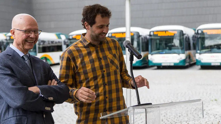 El presidente de la MCP, Aritz Ayesa, presenta doce nuevos autobuses híbridos para el transporte urbano comarcal (14). IÑIGO ALZUGARAY
