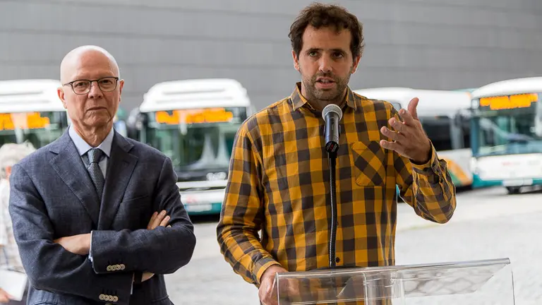 El presidente de la MCP, Aritz Ayesa, presenta doce nuevos autobuses híbridos para el transporte urbano comarcal (18). IÑIGO ALZUGARAY