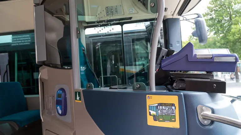 El presidente de la MCP, Aritz Ayesa, presenta doce nuevos autobuses híbridos para el transporte urbano comarcal (28). IÑIGO ALZUGARAY