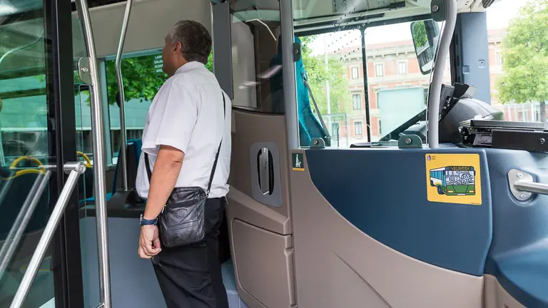 El presidente de la MCP, Aritz Ayesa, presenta doce nuevos autobuses híbridos para el transporte urbano comarcal (31). IÑIGO ALZUGARAY
