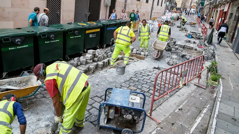 Obras en el adoquinado de la calle Santo Domingo a falta de 8 días para el comienzo de Sanfermines (03). IÑIGO ALZUGARAY
