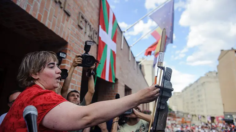 ANFAS prende la mecha de las fiestas en el chupinazo de Barañain. MIGUEL OSÉS