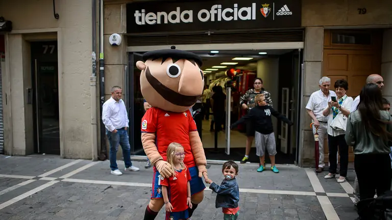 Osasuna inaugura su nueva tienda en la calle Estafeta. PABLO LASAOSA 02