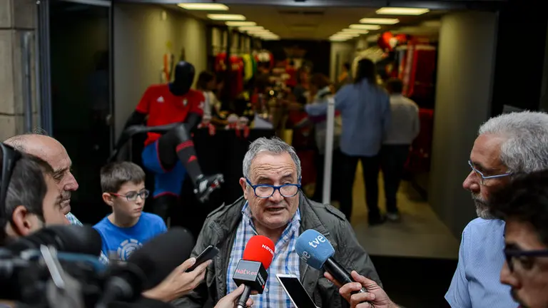 Osasuna inaugura su nueva tienda en la calle Estafeta. PABLO LASAOSA 07