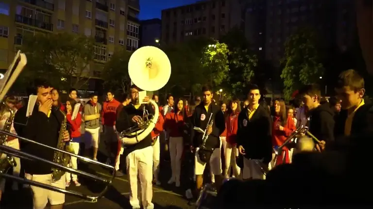 La Charanga Igandea versiona en Barañáin el 'Despacito'