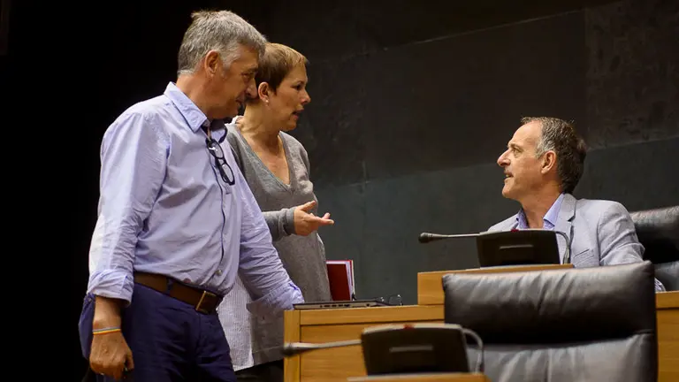 Uxue Barkos y Koldo Martínez hablan con Adolfo Araiz, de EH Bildu. PABLO LASAOSA