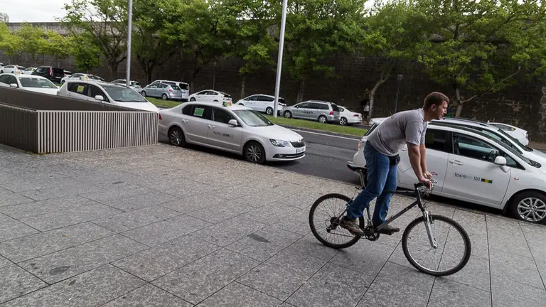 La Asociación Independiente de Taxistas Autopatronos de Navarra se adhiere a la convocatoria de huelga a nivel nacional contra las licencias VTC (38). IÑIGO ALZUGARAY