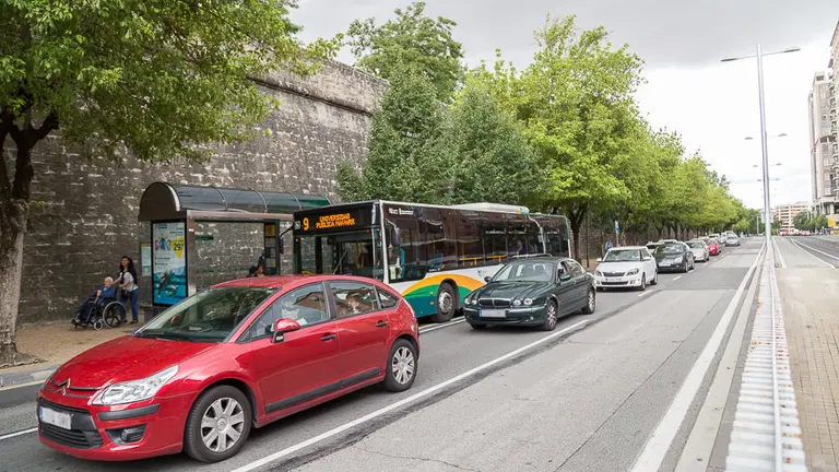 Tráfico en la Avenida del Ejército de Pamplona. IÑIGO ALZUGARAY